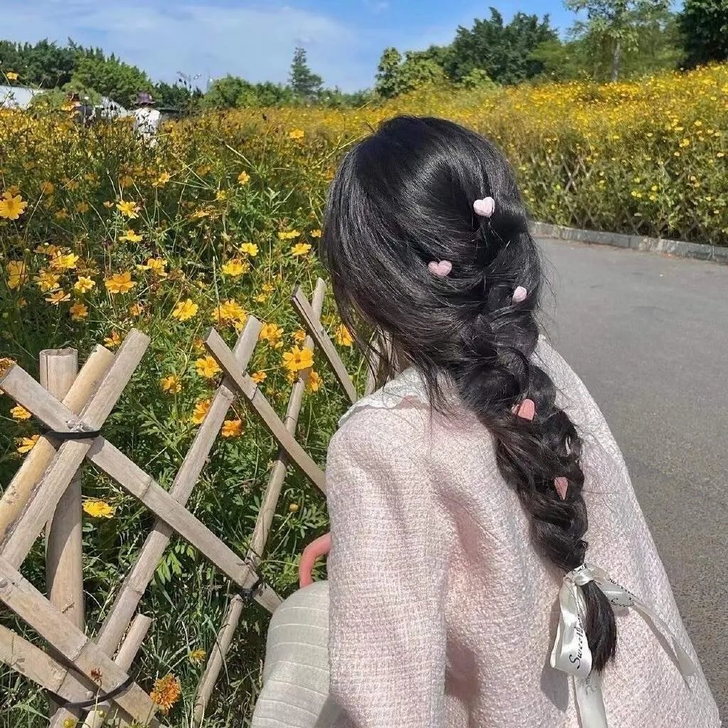 她比烟花寂寞